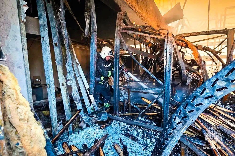 В Мариуполе сотрудники МЧС России ликвидировали открытое горение в торговом центре из-за удара БПЛА В Мариуполе сотрудники МЧС России ликвидировали открытое горение в торговом центре из-за удара БПЛА