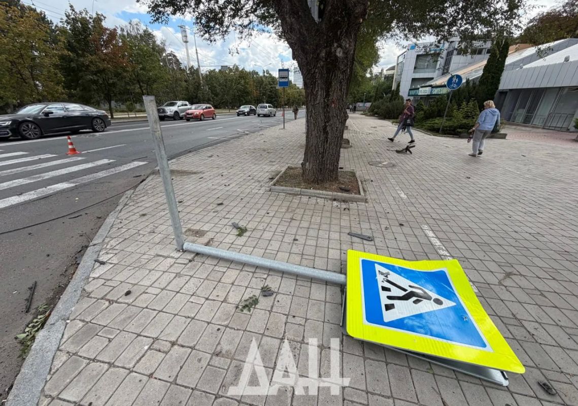 Последствия удара ВСУ дроном по проезжей части в центре Донецка Последствия удара ВСУ дроном по проезжей части в центре Донецка