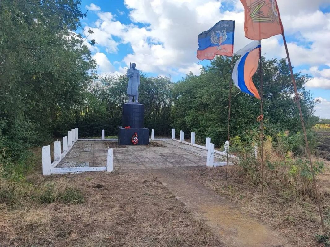 В преддверии Дня освобождения Донбасса и в рамках проекта «Малые добрые дела» представители Моспинского территориального управления администрации г.о. Донецк осуществили уборку территорий возле памятников и Братских могил В преддверии Дня освобождения Донбасса и в рамках проекта «Малые добрые дела» представители Моспинского территориального управления администрации г.о. Донецк осуществили уборку территорий возле памятников и Братских могил