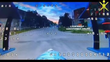 Некоторое время назад российский FPV-дрон ловко поразил военный автомобиль ВСУ в оккупированном Славянске