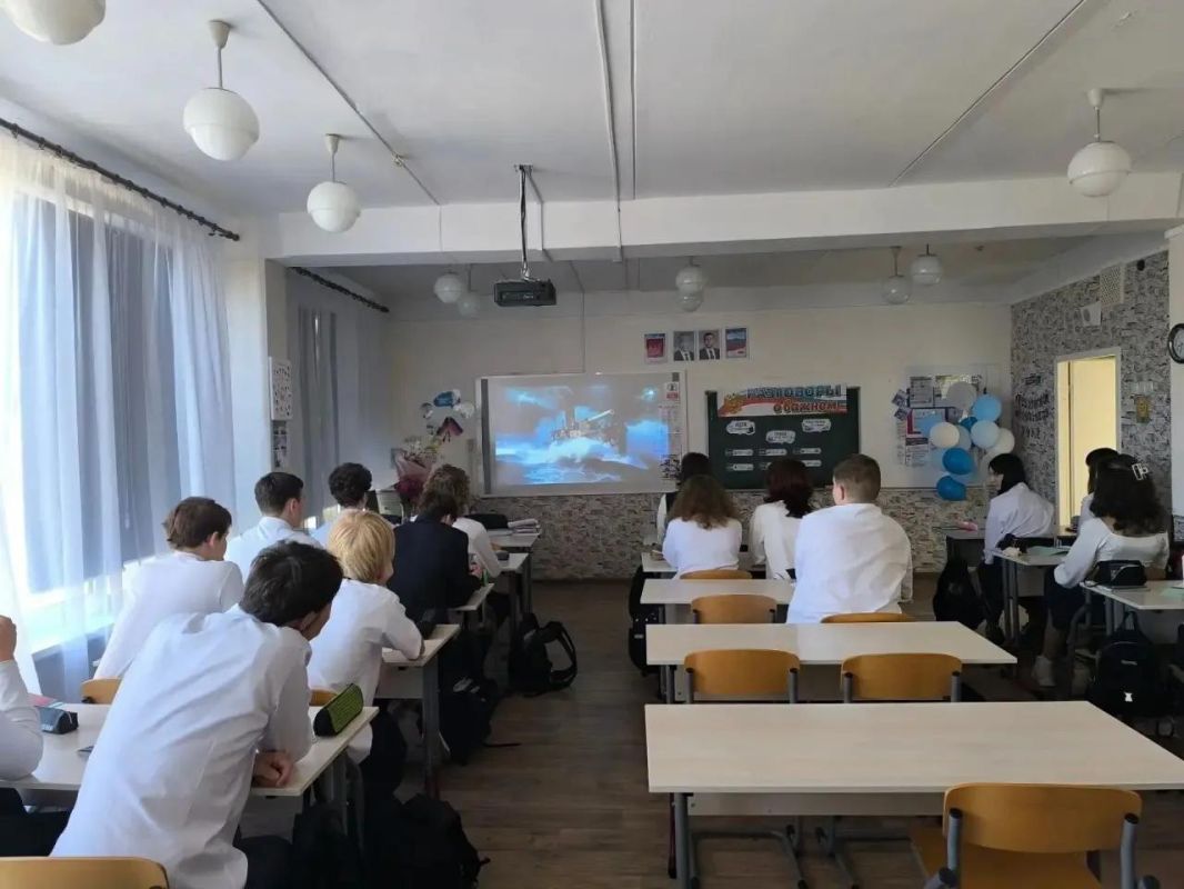 В школах Кировского прошли занятия проекта «Разговоры о важном» В школах Кировского прошли занятия проекта «Разговоры о важном»
