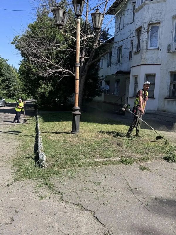 С заботой об округе. В Ясиноватском муниципальном округе продолжается системная работа по благоустройству населенных пунктов С заботой об округе. В Ясиноватском муниципальном округе продолжается системная работа по благоустройству населенных пунктов