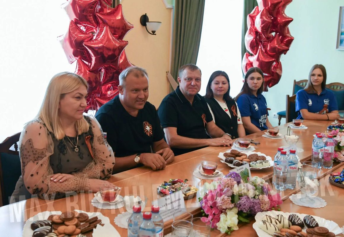 Алексей Кулемзин: В рамках национального проекта "Молодежь и дети", в преддверии Дня освобождения Донбасса, встретился с нашей активной молодежью за круглым столом Алексей Кулемзин: В рамках национального проекта "Молодежь и дети", в преддверии Дня освобождения Донбасса, встретился с нашей активной молодежью за круглым столом