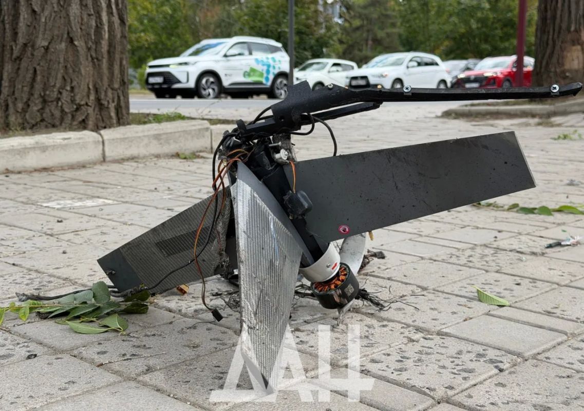 Последствия удара ВСУ дроном по проезжей части в центре Донецка Последствия удара ВСУ дроном по проезжей части в центре Донецка