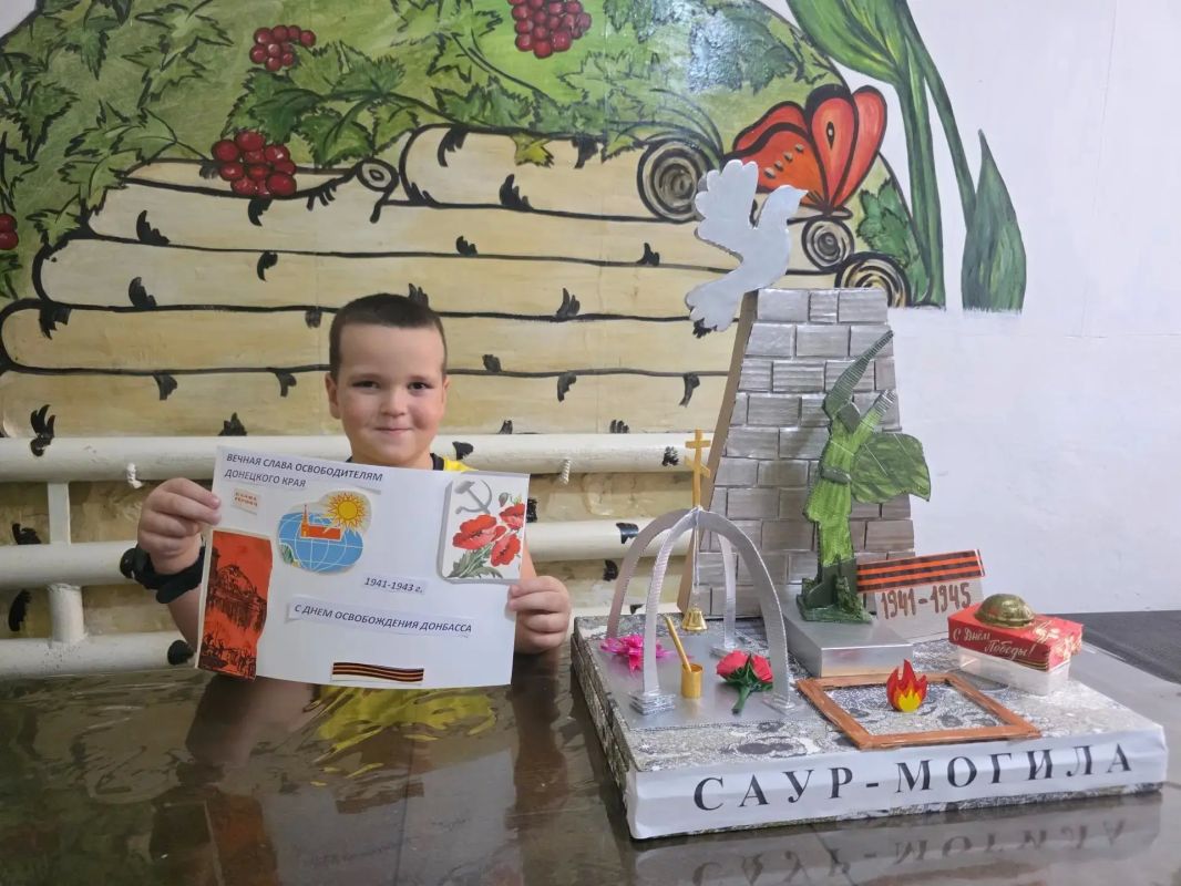 В преддверии Дня освобождения Донбасса в МБУ «Клуб им. Пушкина» г.о. Тореза для детей кружка «Умелые руки» прошел мастер-класс по изготовлению открытки-памятника В преддверии Дня освобождения Донбасса в МБУ «Клуб им. Пушкина» г.о. Тореза для детей кружка «Умелые руки» прошел мастер-класс по изготовлению открытки-памятника