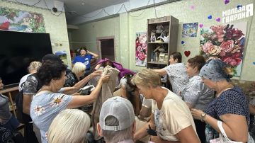 Поддержали центр «Забота». Активисты «Молодой Гвардии» совместно с Представительством Санкт-Петербурга в городе Мариуполе в лице руководителя Олега Моргуна доставили гуманитарную помощь в Центр социальной защиты и досуга...