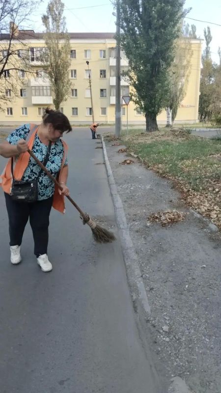 С заботой об округе. На минувшей рабочей неделе коллектив Ясиноватского жилищно-эксплуатационного комбината продолжал благоустраивать населенные пункты округа С заботой об округе. На минувшей рабочей неделе коллектив Ясиноватского жилищно-эксплуатационного комбината продолжал благоустраивать населенные пункты округа
