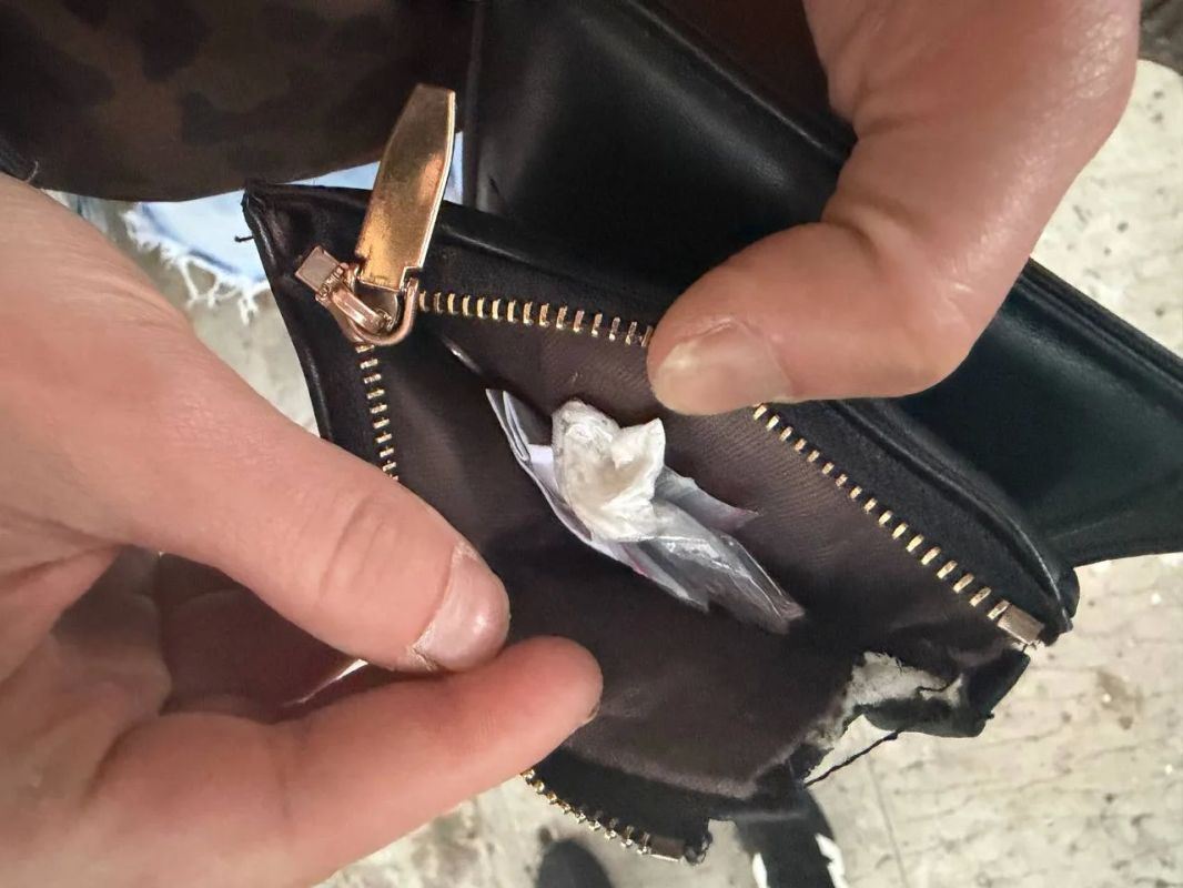 Полицейские изъяли наркотики у жительницы Шахтерска Полицейские изъяли наркотики у жительницы Шахтерска