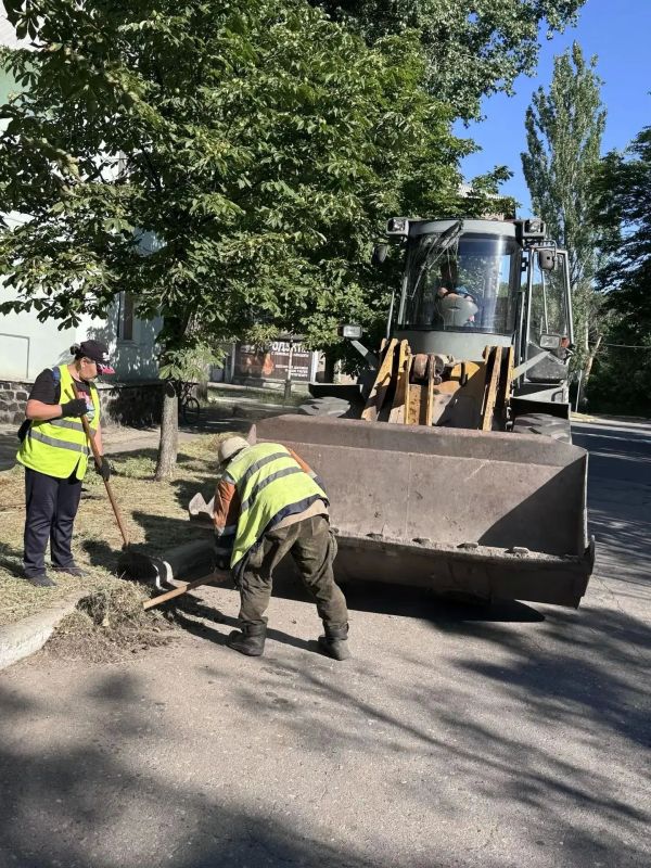 С заботой об округе. В Ясиноватском муниципальном округе продолжается системная работа по благоустройству населенных пунктов С заботой об округе. В Ясиноватском муниципальном округе продолжается системная работа по благоустройству населенных пунктов