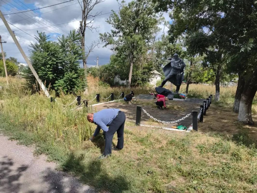 В преддверии Дня освобождения Донбасса и в рамках проекта «Малые добрые дела» представители Моспинского территориального управления администрации г.о. Донецк осуществили уборку территорий возле памятников и Братских могил В преддверии Дня освобождения Донбасса и в рамках проекта «Малые добрые дела» представители Моспинского территориального управления администрации г.о. Донецк осуществили уборку территорий возле памятников и Братских могил