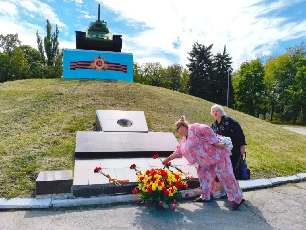 Донбасс — земля героев. В преддверии памятной даты освобождения Донбасса Горловское отделение Комитета семей воинов Отечества ДНР, во главе с Оксаной Верховской, возложили цветы в сквере Красной Армии к легендарному... Донбасс — земля героев. В преддверии памятной даты освобождения Донбасса Горловское отделение Комитета семей воинов Отечества ДНР, во главе с Оксаной Верховской, возложили цветы в сквере Красной Армии к легендарному...