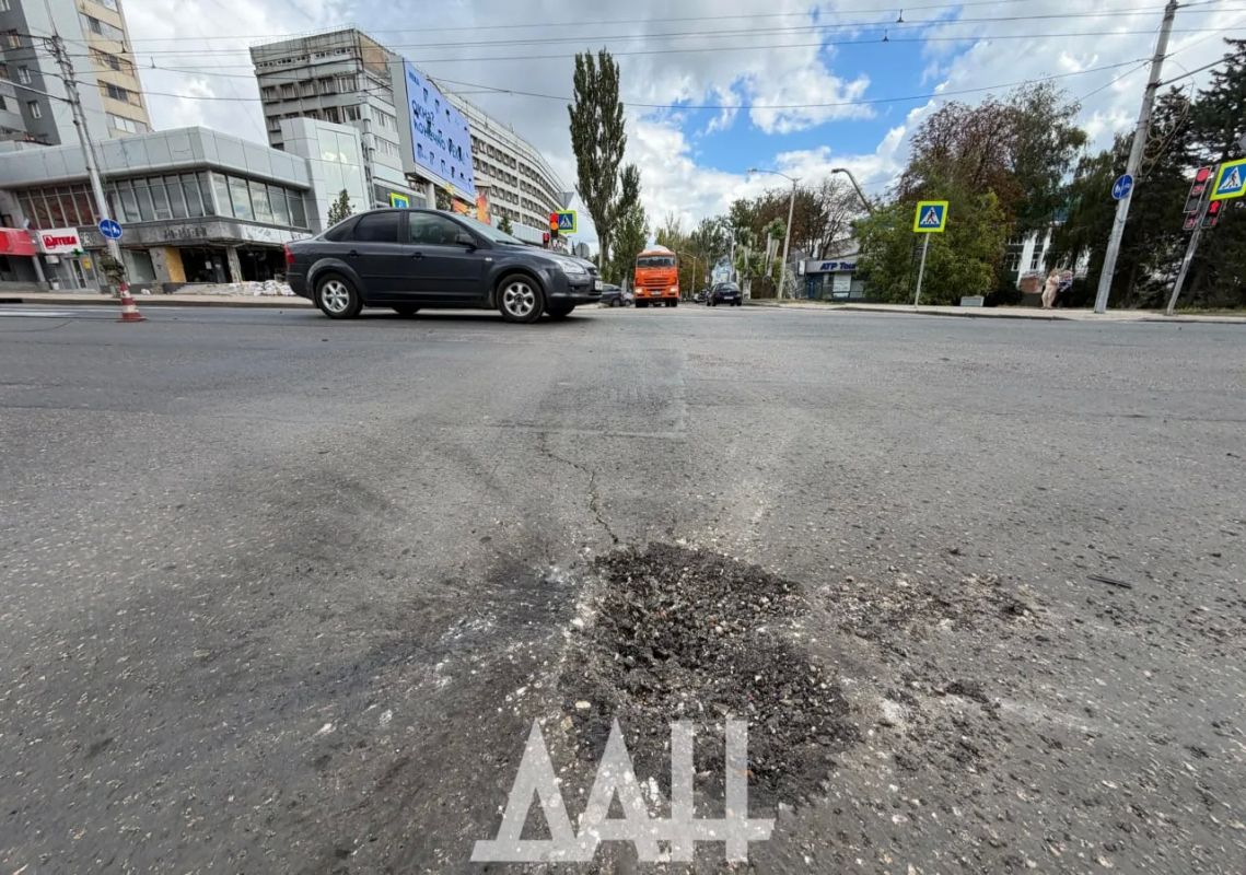 Последствия удара ВСУ дроном по проезжей части в центре Донецка Последствия удара ВСУ дроном по проезжей части в центре Донецка