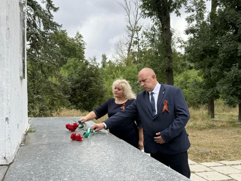В Советском внутригородском районе городского округа Макеевка состоялось возложение цветов, приуроченное к 83-ой годовщине освобождения Донбасса от немецко-фашистских захватчиков В Советском внутригородском районе городского округа Макеевка состоялось возложение цветов, приуроченное к 83-ой годовщине освобождения Донбасса от немецко-фашистских захватчиков