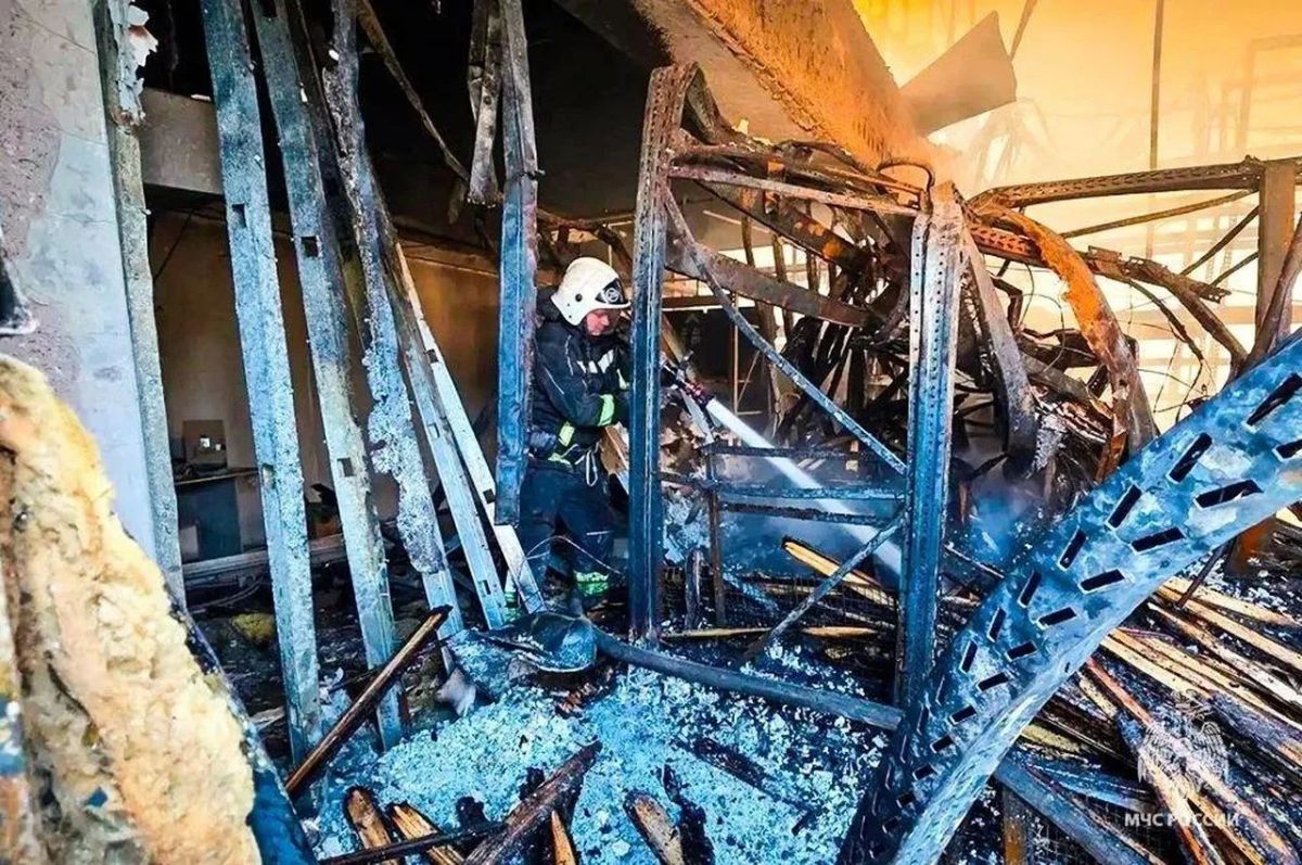 Огонь охватил более 11 тысяч квадратных метров: в Мариуполе сгорел торговый центр «Галактика» Огонь охватил более 11 тысяч квадратных метров: в Мариуполе сгорел торговый центр «Галактика»