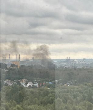 В Мариуполе ночью попали по ТЦ "Галактика", здание получило повреждения, там с ночи был пожар
