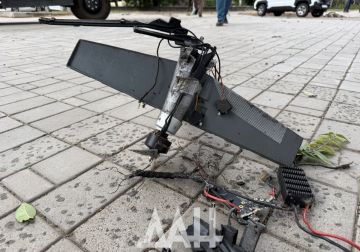 Последствия удара ВСУ дроном по проезжей части в центре Донецка