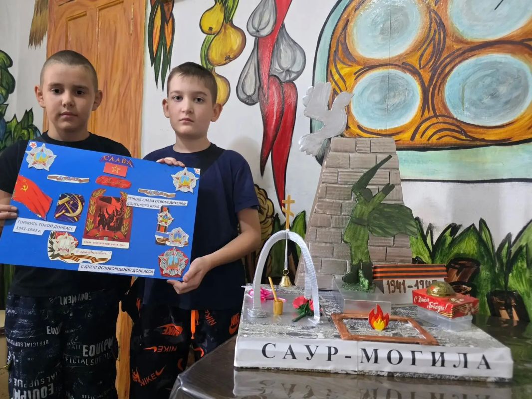 В преддверии Дня освобождения Донбасса в МБУ «Клуб им. Пушкина» г.о. Тореза для детей кружка «Умелые руки» прошел мастер-класс по изготовлению открытки-памятника В преддверии Дня освобождения Донбасса в МБУ «Клуб им. Пушкина» г.о. Тореза для детей кружка «Умелые руки» прошел мастер-класс по изготовлению открытки-памятника
