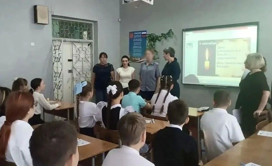 Сотрудники ГУФСИН России по ДНР провели беседы со школьниками ко Дню памяти жертв Беслана Сотрудники ГУФСИН России по ДНР провели беседы со школьниками ко Дню памяти жертв Беслана