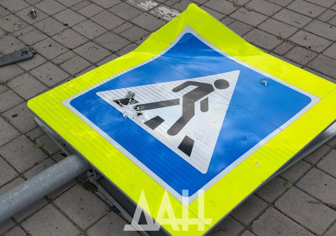 Последствия удара ВСУ дроном по проезжей части в центре Донецка Последствия удара ВСУ дроном по проезжей части в центре Донецка