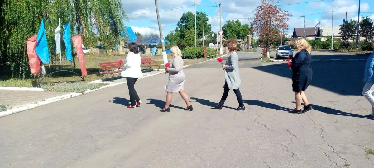 Возложение цветов. 8 сентября в городе Углегорск прошло возложение цветов к памятнику погибшим воинам, посвящённое Дню освобождения Донбасса от немецко-фашистских захватчиков Возложение цветов. 8 сентября в городе Углегорск прошло возложение цветов к памятнику погибшим воинам, посвящённое Дню освобождения Донбасса от немецко-фашистских захватчиков