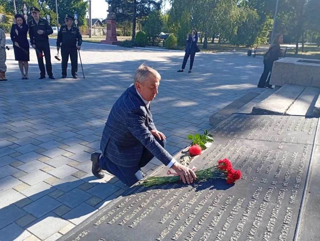 Николай Руппель: В День освобождения Донбасса вместе с коллегами пришли к месту силы ясиноватцев – на площадь Славы, чтобы поклониться памяти наших героев-освободителей Николай Руппель: В День освобождения Донбасса вместе с коллегами пришли к месту силы ясиноватцев – на площадь Славы, чтобы поклониться памяти наших героев-освободителей