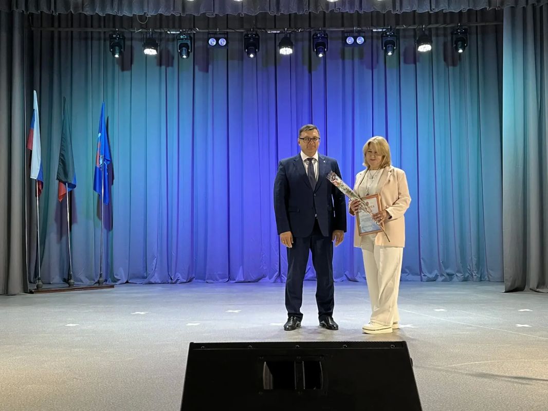 Василий Овчаров: Сегодня, в День финансиста, поздравил финансовых специалистов нашего округа с их профессиональным праздником Василий Овчаров: Сегодня, в День финансиста, поздравил финансовых специалистов нашего округа с их профессиональным праздником