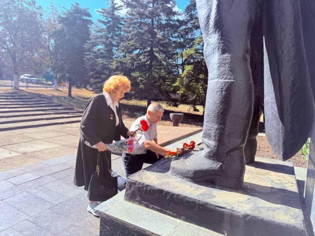 Сегодня, 08 сентября, в День освобождения Донбасса мы склоняем головы перед подвигом героев и возлагаем цветы к их памятникам и братским могилам Сегодня, 08 сентября, в День освобождения Донбасса мы склоняем головы перед подвигом героев и возлагаем цветы к их памятникам и братским могилам