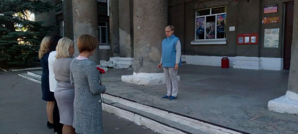 Возложение цветов. 8 сентября в городе Углегорск прошло возложение цветов к памятнику погибшим воинам, посвящённое Дню освобождения Донбасса от немецко-фашистских захватчиков Возложение цветов. 8 сентября в городе Углегорск прошло возложение цветов к памятнику погибшим воинам, посвящённое Дню освобождения Донбасса от немецко-фашистских захватчиков