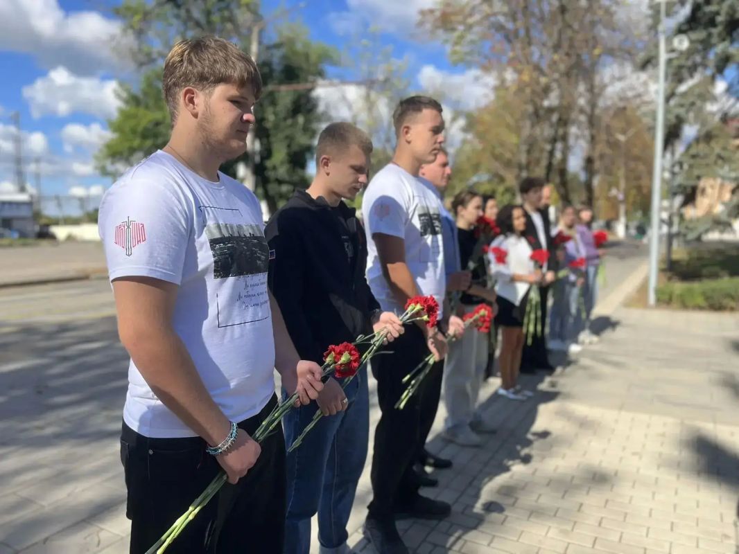 Евгений Поплавский: Уважаемые жители округа!. В этот знаменательный день, в День освобождения Донбасса, мы собрались у памятника «Братская могила советских воинов», чтобы отдать дань вечной памяти героям, павшим за нашу землю Евгений Поплавский: Уважаемые жители округа!. В этот знаменательный день, в День освобождения Донбасса, мы собрались у памятника «Братская могила советских воинов», чтобы отдать дань вечной памяти героям, павшим за нашу землю