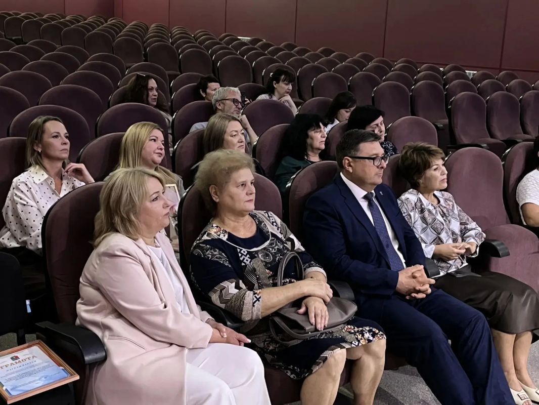 Василий Овчаров: Сегодня, в День финансиста, поздравил финансовых специалистов нашего округа с их профессиональным праздником Василий Овчаров: Сегодня, в День финансиста, поздравил финансовых специалистов нашего округа с их профессиональным праздником
