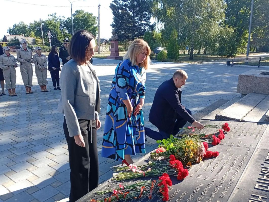 Николай Руппель: В День освобождения Донбасса вместе с коллегами пришли к месту силы ясиноватцев – на площадь Славы, чтобы поклониться памяти наших героев-освободителей Николай Руппель: В День освобождения Донбасса вместе с коллегами пришли к месту силы ясиноватцев – на площадь Славы, чтобы поклониться памяти наших героев-освободителей