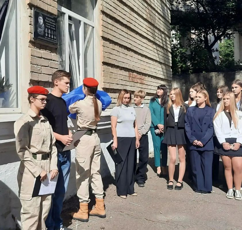 День освобождения Донбасса, 8 сентября, в ГБОУ "Гимназия г. о. Торез" открыли мемориальную доску в память о погибшем участнике спецоперации, выпускнике нашей школы Ильи Мандрыки День освобождения Донбасса, 8 сентября, в ГБОУ "Гимназия г. о. Торез" открыли мемориальную доску в память о погибшем участнике спецоперации, выпускнике нашей школы Ильи Мандрыки