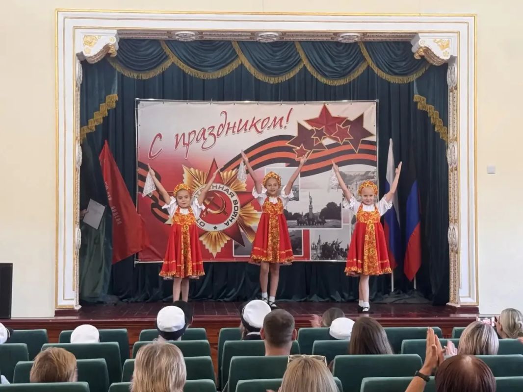 Сегодня, в Зугрэсском Дворце культуры состоялась тематическая программа «Живи и помни», посвящённая Дню Освобождения Донбасса Сегодня, в Зугрэсском Дворце культуры состоялась тематическая программа «Живи и помни», посвящённая Дню Освобождения Донбасса