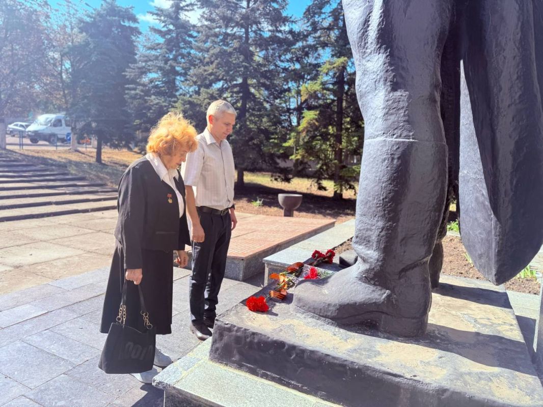 Сегодня, 08 сентября, в День освобождения Донбасса мы склоняем головы перед подвигом героев и возлагаем цветы к их памятникам и братским могилам Сегодня, 08 сентября, в День освобождения Донбасса мы склоняем головы перед подвигом героев и возлагаем цветы к их памятникам и братским могилам