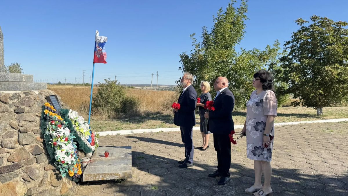 Борис Трима: В памятный день 83-й годовщины освобождения Донбасса продолжаем возложения к мемориалам Борис Трима: В памятный день 83-й годовщины освобождения Донбасса продолжаем возложения к мемориалам