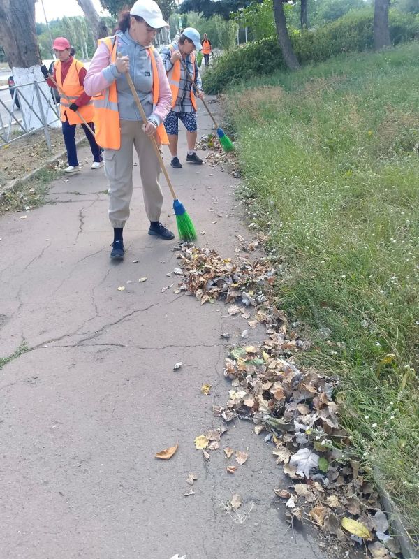 Коммунальщики Снежного продолжают благоустраивать территории общего пользования Коммунальщики Снежного продолжают благоустраивать территории общего пользования
