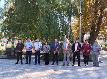Константин Зинченко: Сегодня, в День освобождения Донбасса совместно с председателем муниципального совета Таймуразом Арсоевым, первым заместителем главы Иваном Борзых, заместителями главы Еленой Снисаренко, Олегом Сидоренко...