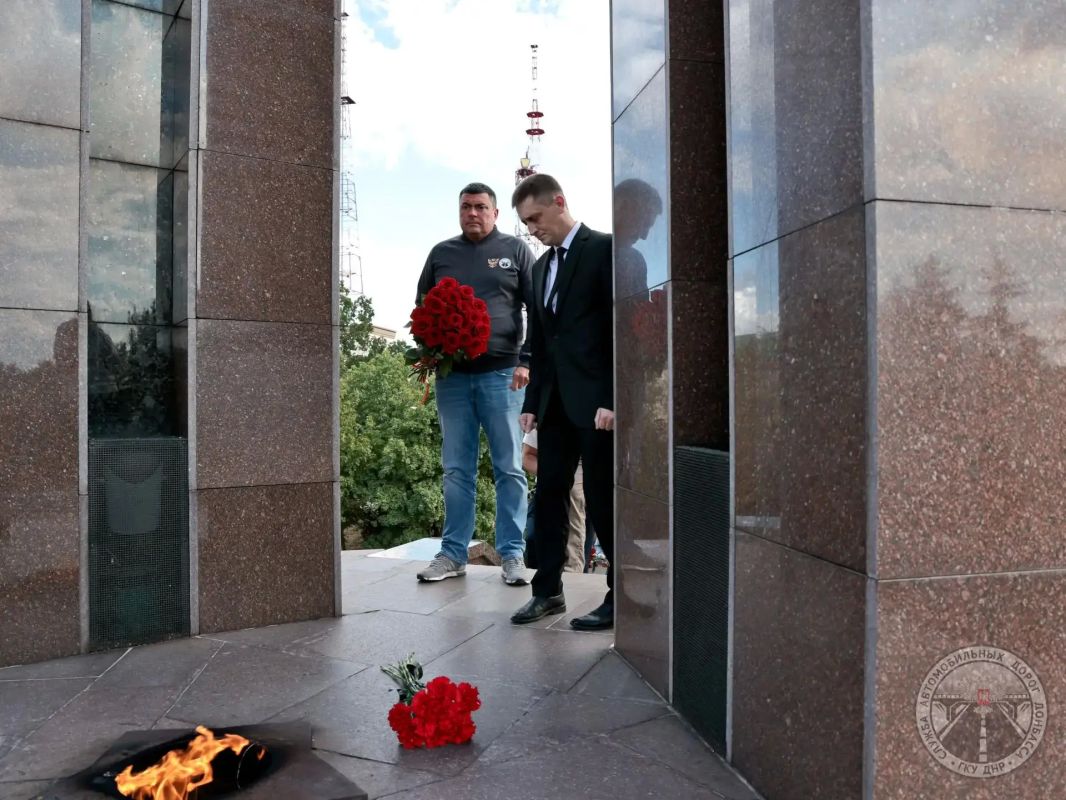 В годовщину освобождения Донбасса от немецко-фашистских захватчиков Денис Тюрин принял участие в церемонии возложения цветов к мемориалу «Жертвам фашизма» в Донецке В годовщину освобождения Донбасса от немецко-фашистских захватчиков Денис Тюрин принял участие в церемонии возложения цветов к мемориалу «Жертвам фашизма» в Донецке