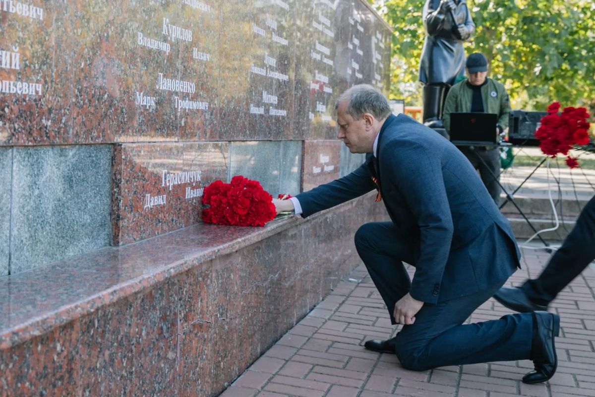 Антон Кольцов: В День освобождения Донбасса почтили память защитников Отечества всех времен Антон Кольцов: В День освобождения Донбасса почтили память защитников Отечества всех времен