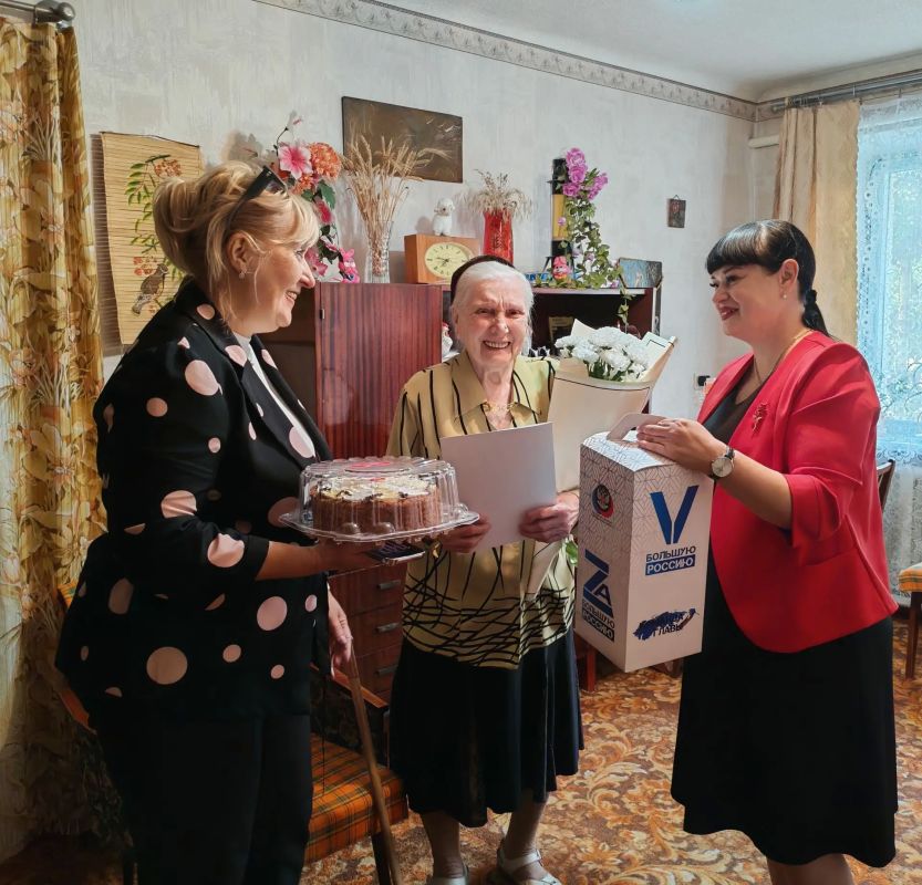 90 лет добра и мудрости! Депутаты Тореза поздравили юбиляра! 90 лет добра и мудрости! Депутаты Тореза поздравили юбиляра!