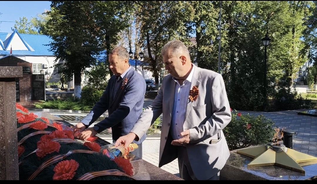 Константин Зинченко: Сегодня, в День освобождения Донбасса совместно с председателем муниципального совета Таймуразом Арсоевым, первым заместителем главы Иваном Борзых, заместителями главы Еленой Снисаренко, Олегом Сидоренко... Константин Зинченко: Сегодня, в День освобождения Донбасса совместно с председателем муниципального совета Таймуразом Арсоевым, первым заместителем главы Иваном Борзых, заместителями главы Еленой Снисаренко, Олегом Сидоренко...