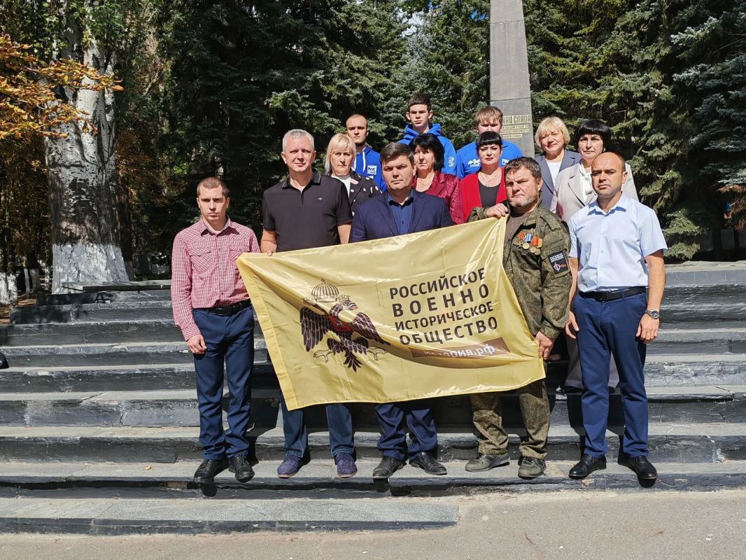 В День освобождения Донбасса в Торезе почтили память Героев В День освобождения Донбасса в Торезе почтили память Героев