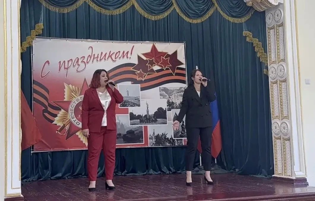 Сегодня, в Зугрэсском Дворце культуры состоялась тематическая программа «Живи и помни», посвящённая Дню Освобождения Донбасса Сегодня, в Зугрэсском Дворце культуры состоялась тематическая программа «Живи и помни», посвящённая Дню Освобождения Донбасса