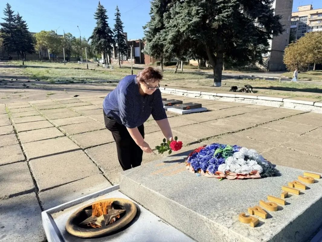 Сегодня, в течение дня, сотрудники Дворца культуры чтили память героев, отдавших жизни за свободу родной земли, возлагая цветы к Братской могиле Советских воинов Сегодня, в течение дня, сотрудники Дворца культуры чтили память героев, отдавших жизни за свободу родной земли, возлагая цветы к Братской могиле Советских воинов