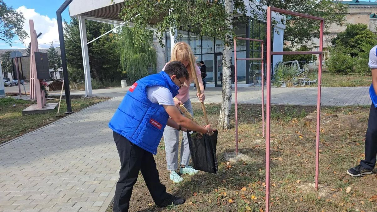 В Докучаевске молодежь привела в порядок Аллею Героев В Докучаевске молодежь привела в порядок Аллею Героев