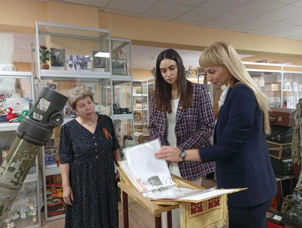Уникальный подарок, раритет с необычной историей сегодня передала в дар Ясиноватскому городскому музею уполномоченный по правам ребенка Донецкой Народной Республики Таисия Чернявская Уникальный подарок, раритет с необычной историей сегодня передала в дар Ясиноватскому городскому музею уполномоченный по правам ребенка Донецкой Народной Республики Таисия Чернявская