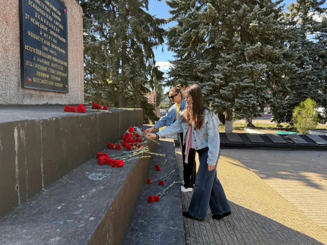 В городском округе Дебальцево в День освобождения Донбасса от немецкофашистских захватчиков молодёжь округа возложила цветы к монументу «Вечная Слава» В городском округе Дебальцево в День освобождения Донбасса от немецкофашистских захватчиков молодёжь округа возложила цветы к монументу «Вечная Слава»