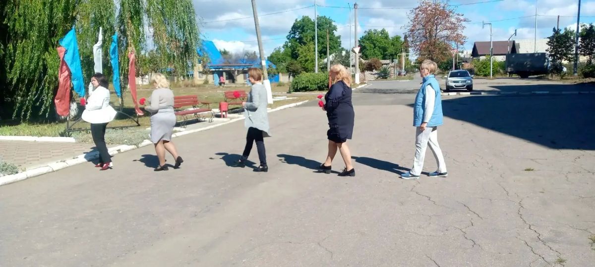 Возложение цветов. 8 сентября в городе Углегорск прошло возложение цветов к памятнику погибшим воинам, посвящённое Дню освобождения Донбасса от немецко-фашистских захватчиков Возложение цветов. 8 сентября в городе Углегорск прошло возложение цветов к памятнику погибшим воинам, посвящённое Дню освобождения Донбасса от немецко-фашистских захватчиков