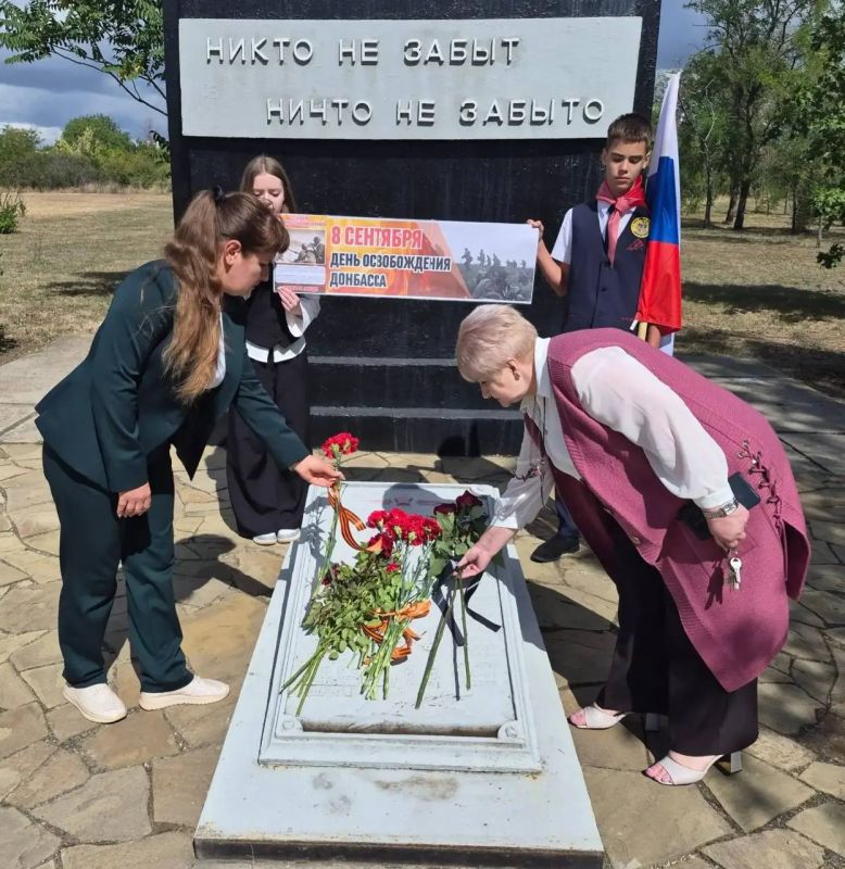 Сегодня, 08 сентября, в День освобождения Донбасса мы склоняем головы перед подвигом героев и возлагаем цветы к их памятникам и братским могилам Сегодня, 08 сентября, в День освобождения Донбасса мы склоняем головы перед подвигом героев и возлагаем цветы к их памятникам и братским могилам