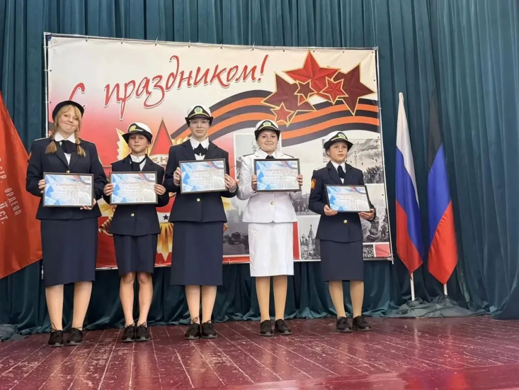 Сегодня, в Зугрэсском Дворце культуры состоялась тематическая программа «Живи и помни», посвящённая Дню Освобождения Донбасса Сегодня, в Зугрэсском Дворце культуры состоялась тематическая программа «Живи и помни», посвящённая Дню Освобождения Донбасса